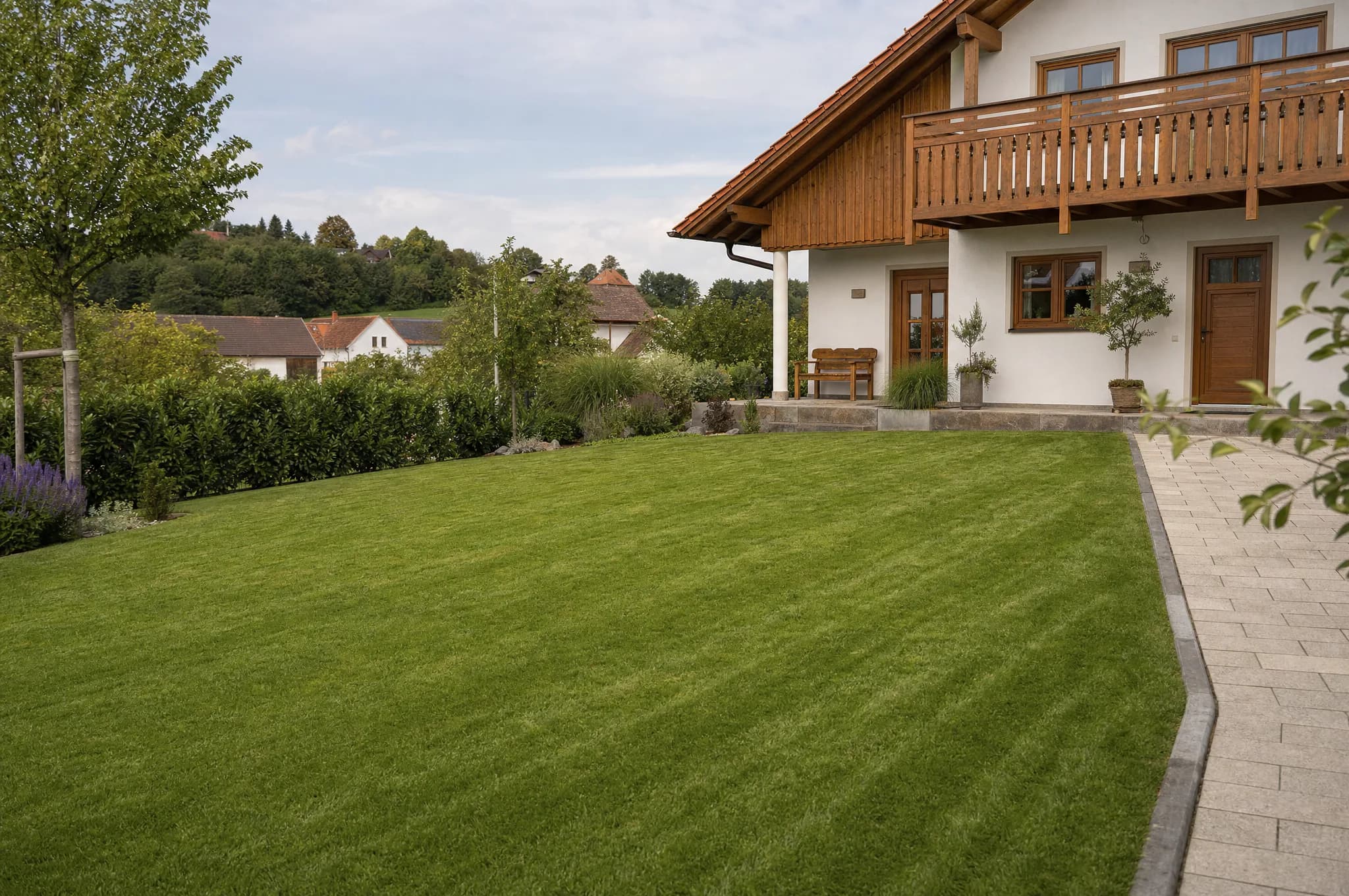 Frisch gemähter Rasen mit sauberen Kanten vor einem Wohnhaus in Niederbayern