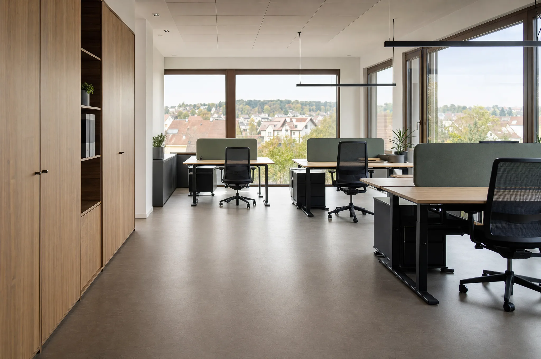 Sauberes, aufgeräumtes Büro am Morgen vor Arbeitsbeginn
