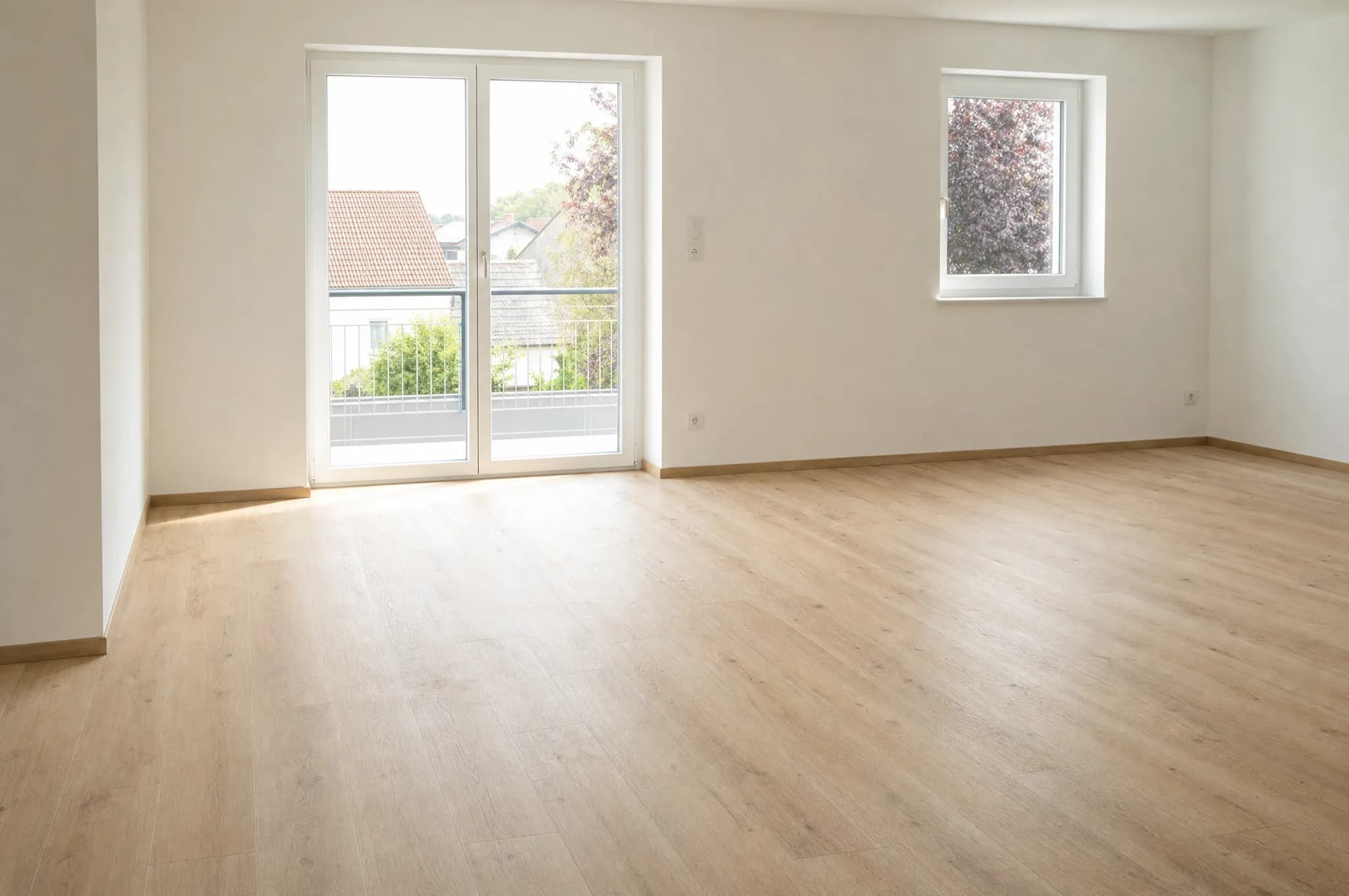 Frisch verlegter heller Vinylboden in Holzoptik in einem renovierten Wohnraum