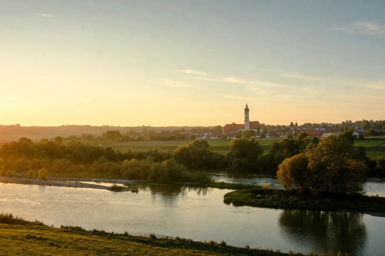 Das Isar-Tal bei Landau an der Isar im Morgenlicht